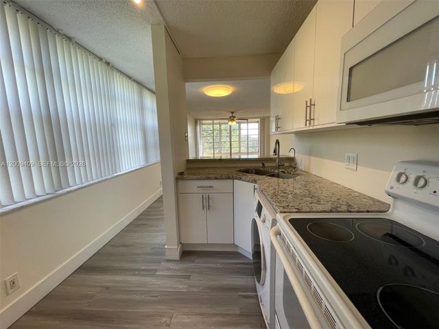 9471 Evergreen Place 401, Davie, FL 33324