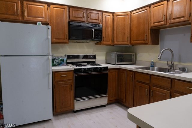 5 Elm Ter, Raritan Twp., NJ 08822