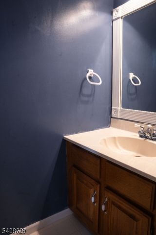 5 Elm Ter, Raritan Twp., NJ 08822