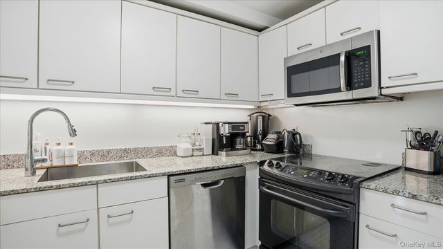 100 Cuttermill Road 4M, Great Neck, NY 11021