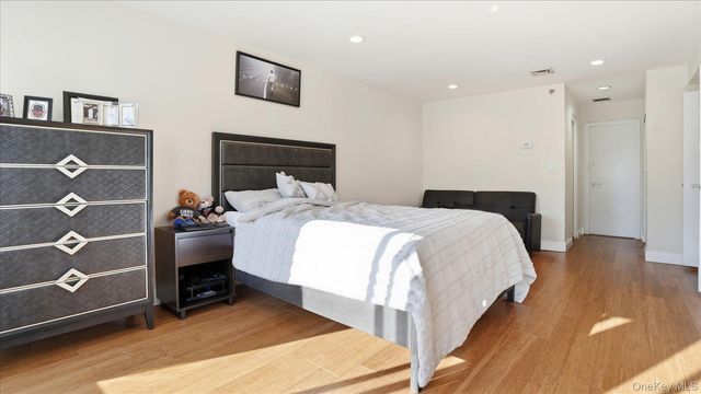 100 Cuttermill Road 4M, Great Neck, NY 11021