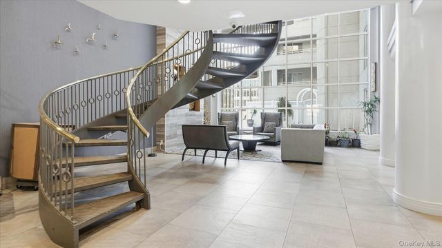 100 Cuttermill Road 4M, Great Neck, NY 11021