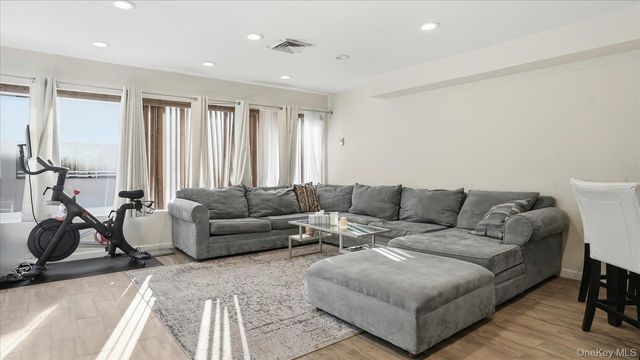 100 Cuttermill Road 4M, Great Neck, NY 11021