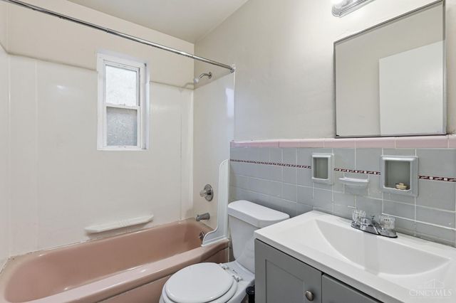 1694 Ashbrook Drive, Cincinnati, OH 45238