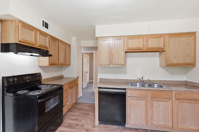 1694 Ashbrook Drive, Cincinnati, OH 45238