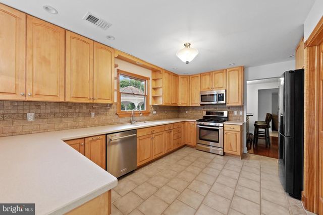 4 CASTLE CT, Bordentown, NJ 08620