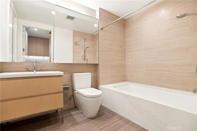 877 S Francisco Street 717, Los Angeles, CA 90017