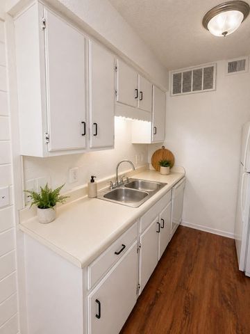 2704 Salado ST 103, Austin, TX 78705