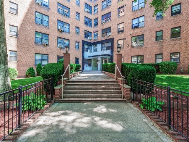9905 63rd Dr Apt 7R, New York City, NY 11374