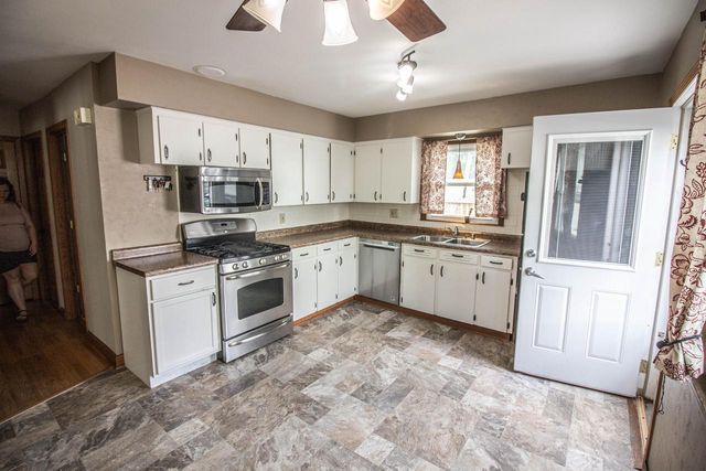 2214 Easy STREET, Waukesha, WI 53188