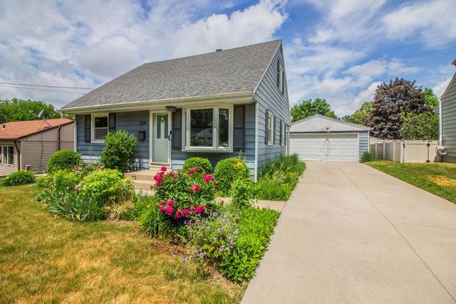 2214 Easy STREET, Waukesha, WI 53188