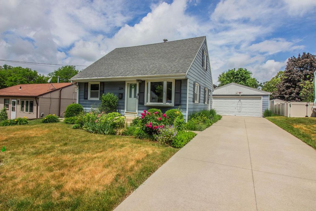 2214 Easy STREET, Waukesha, WI 53188