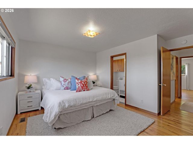 12640 Ne FREMONT St, Portland, OR 97230