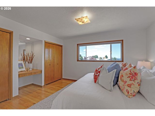 12640 Ne FREMONT St, Portland, OR 97230