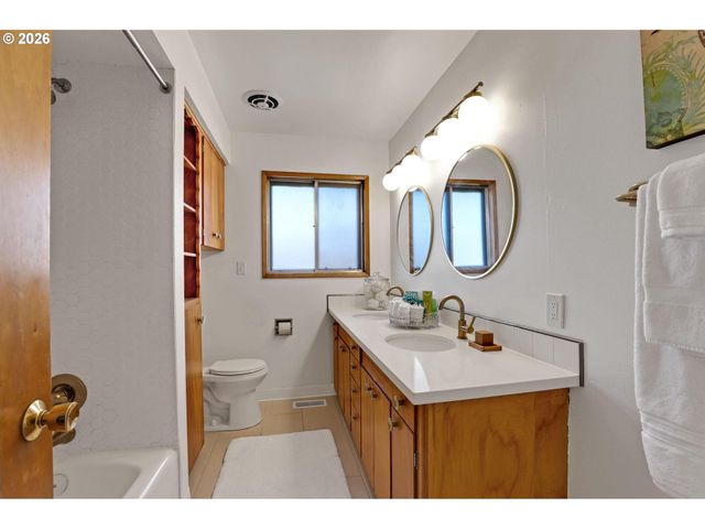 12640 Ne FREMONT St, Portland, OR 97230