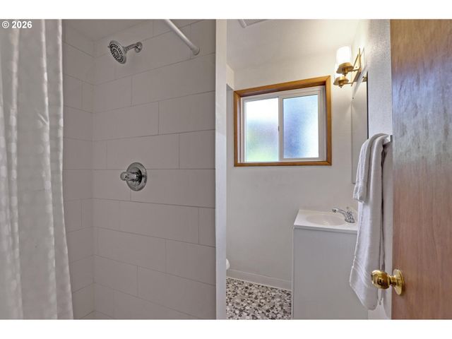 12640 Ne FREMONT St, Portland, OR 97230