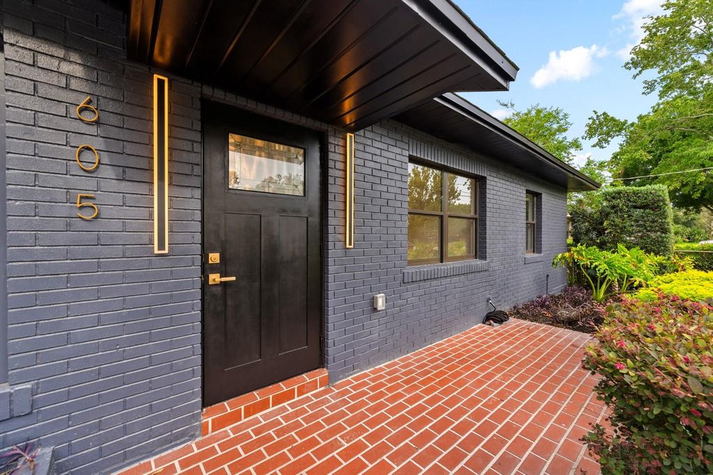Image 2 of property listing at 605 N WOODLYNNE AVENUE, Tampa, FL 33609