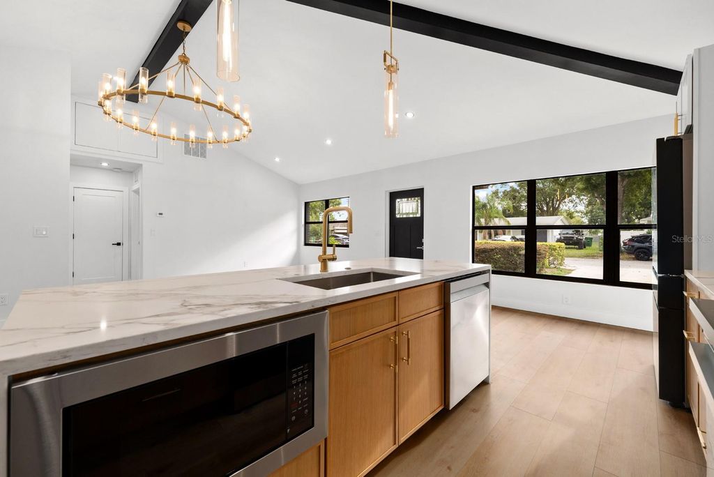 Image 12 of property listing at 605 N WOODLYNNE AVENUE, Tampa, FL 33609