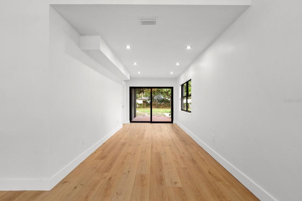 Image 14 of property listing at 605 N WOODLYNNE AVENUE, Tampa, FL 33609