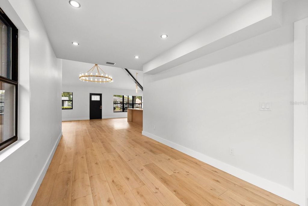Image 15 of property listing at 605 N WOODLYNNE AVENUE, Tampa, FL 33609