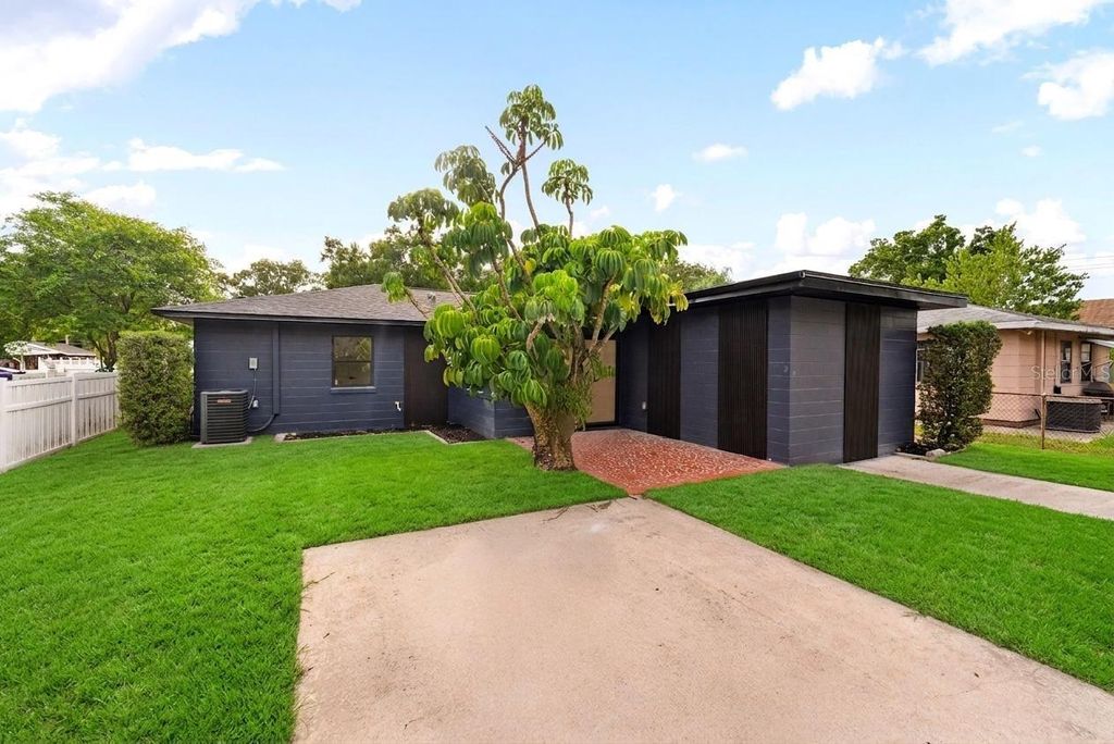 Image 27 of property listing at 605 N WOODLYNNE AVENUE, Tampa, FL 33609