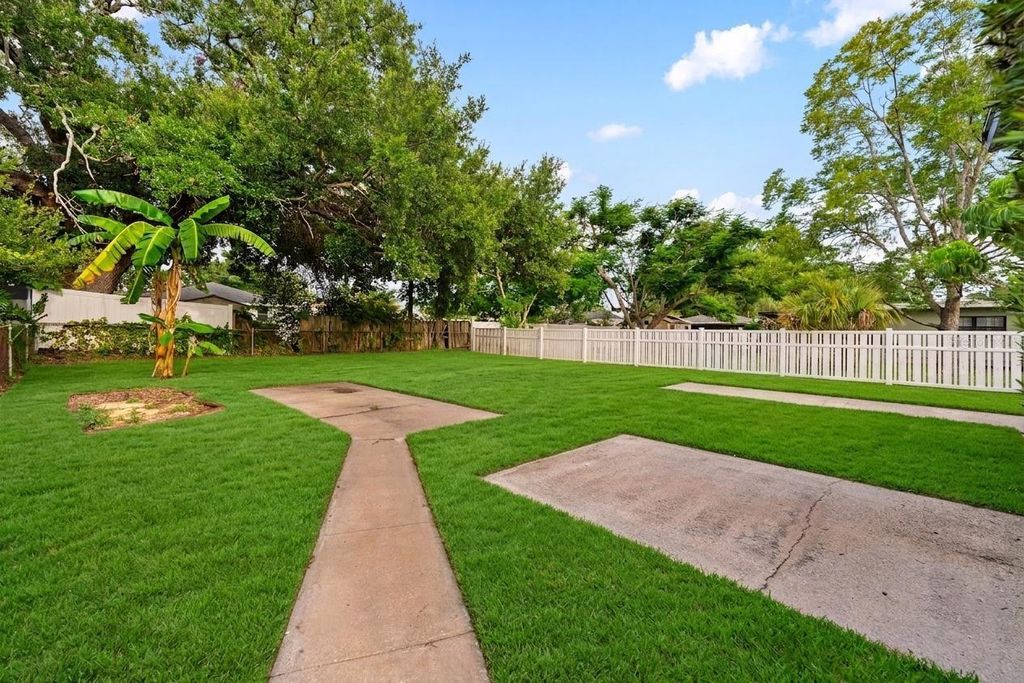 Image 28 of property listing at 605 N WOODLYNNE AVENUE, Tampa, FL 33609