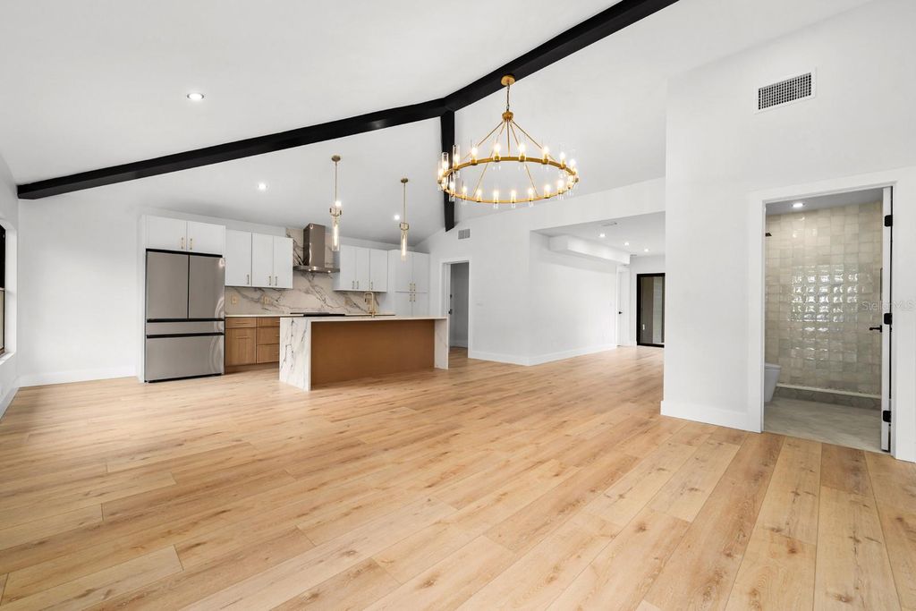 Image 4 of property listing at 605 N WOODLYNNE AVENUE, Tampa, FL 33609