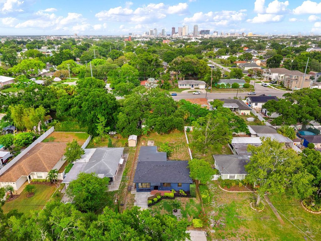 Image 32 of property listing at 605 N WOODLYNNE AVENUE, Tampa, FL 33609