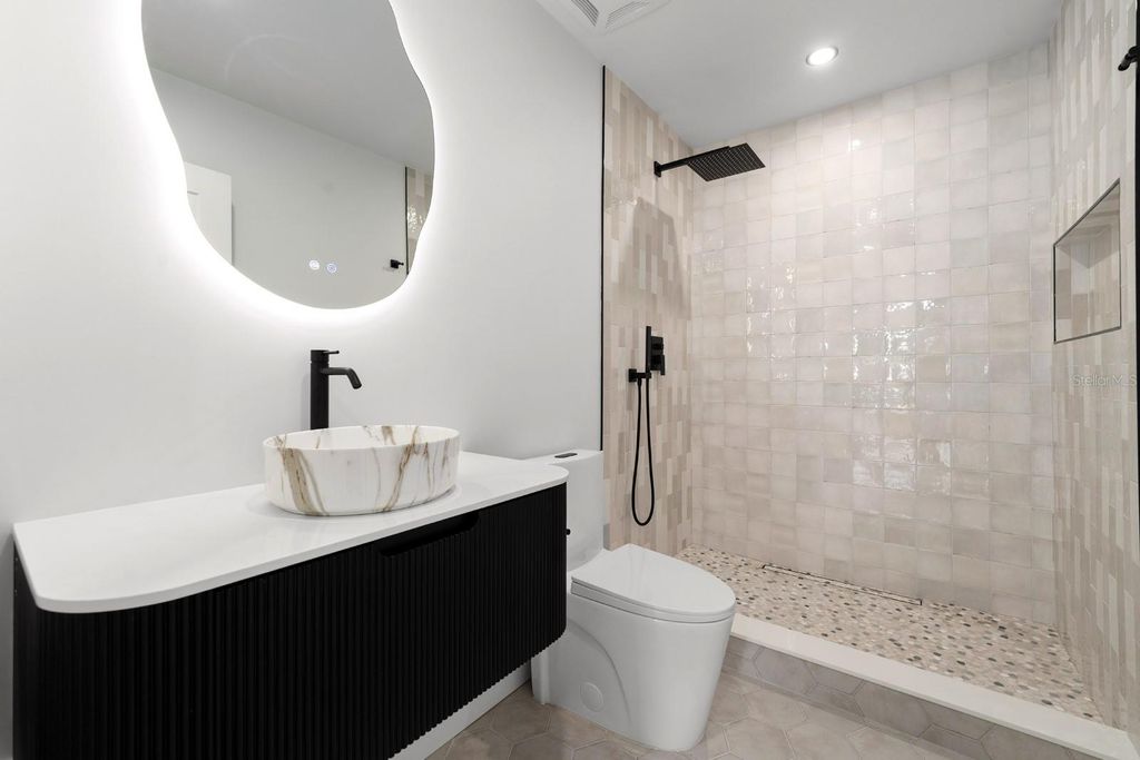 Image 7 of property listing at 605 N WOODLYNNE AVENUE, Tampa, FL 33609