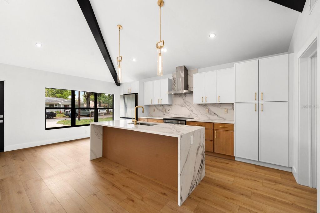 Image 9 of property listing at 605 N WOODLYNNE AVENUE, Tampa, FL 33609