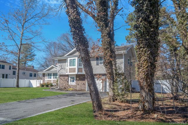 17 Rolling Hills Drive, Ridge, NY 11961