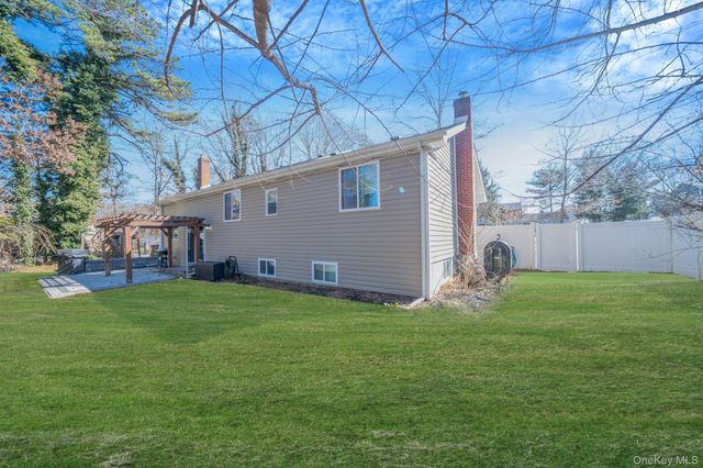 17 Rolling Hills Drive, Ridge, NY 11961