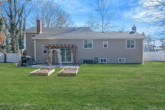 17 Rolling Hills Drive, Ridge, NY 11961