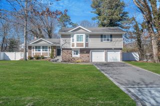 17 Rolling Hills Drive, Ridge, NY 11961
