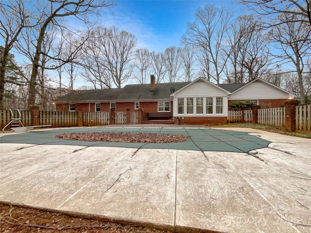 323 Glen Eagles Road E, Statesville, NC 28625