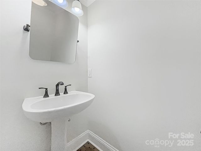 323 Glen Eagles Road E, Statesville, NC 28625