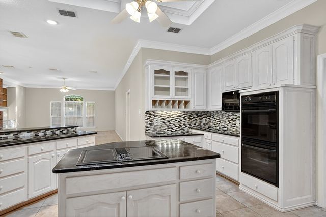 5720 Hillcrest Place, Midland, TX 79707