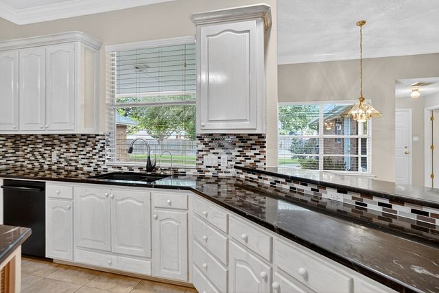 5720 Hillcrest Place, Midland, TX 79707