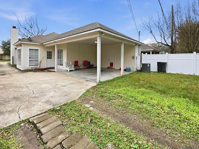 301 Meadow Bend Dr, Baton Rouge, LA 70820