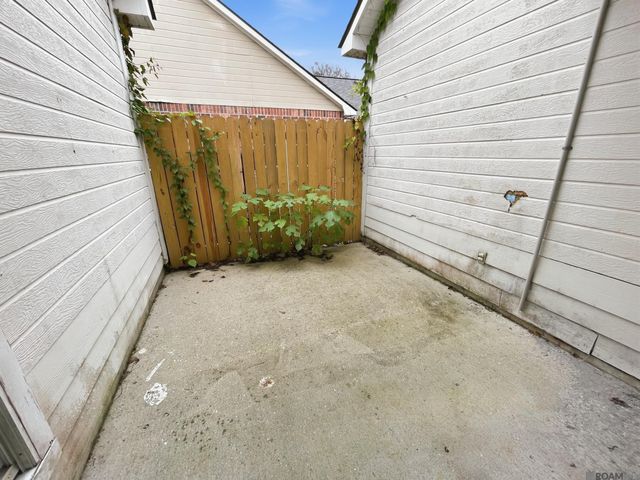 301 Meadow Bend Dr, Baton Rouge, LA 70820