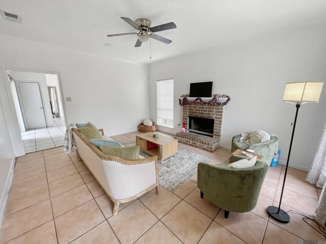 301 Meadow Bend Dr, Baton Rouge, LA 70820