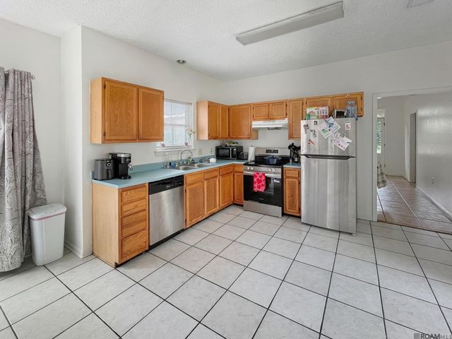 301 Meadow Bend Dr, Baton Rouge, LA 70820