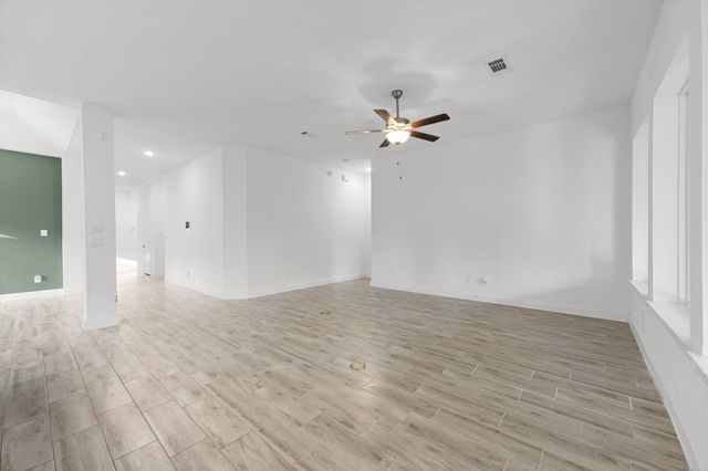 359 Skyline Ridge Drive, Conroe, TX 77318