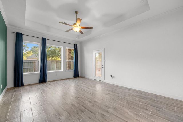 359 Skyline Ridge Drive, Conroe, TX 77318