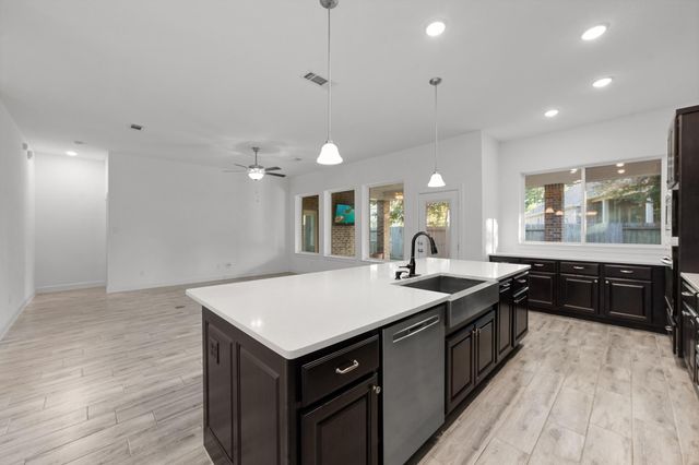 359 Skyline Ridge Drive, Conroe, TX 77318