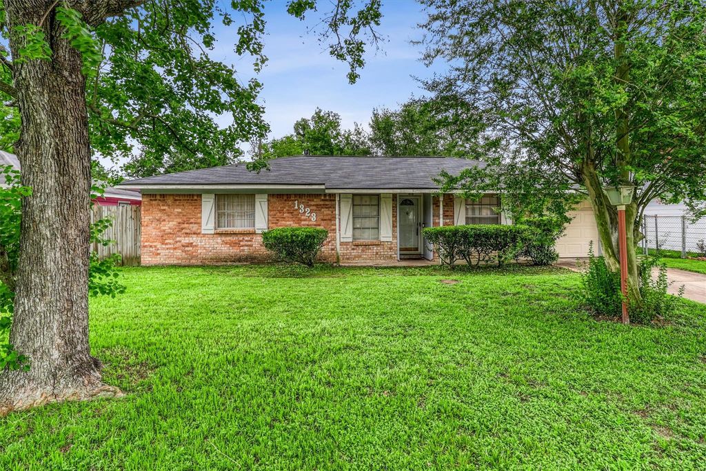 1323 W Donovan Street, Houston, TX 77091