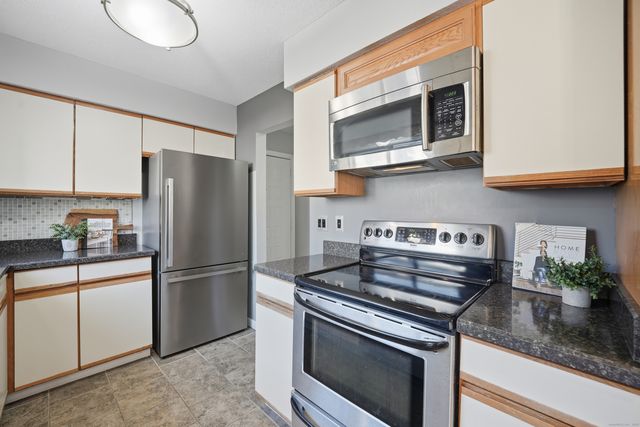 84 Staffordshire Commons Drive 84, Wallingford, CT 06492