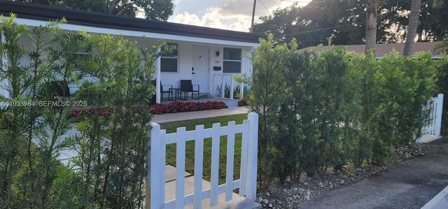 208 SE 4th St 1-2, Hallandale Beach, FL 33009