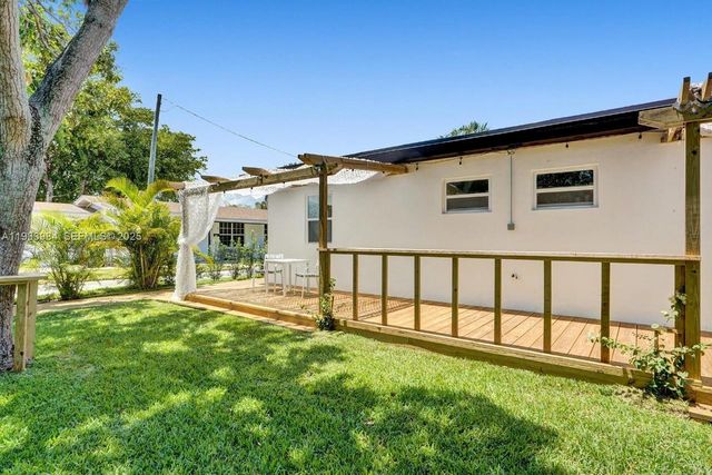 208 SE 4th St 1-2, Hallandale Beach, FL 33009