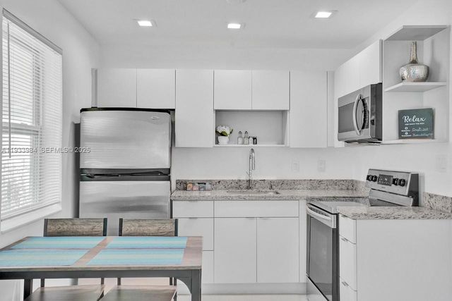 208 SE 4th St 1-2, Hallandale Beach, FL 33009